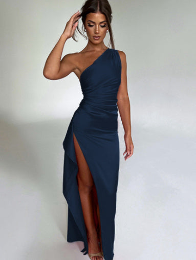 Robe Satin Asymétrique – Épaules Nues & Éclat Nocturne🌙