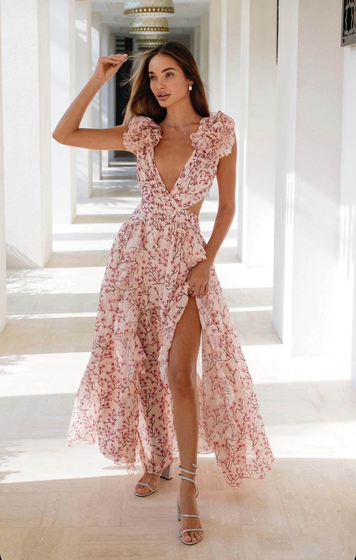 Robe Fleurie – Décolleté Profond & Volants Enivrants🌊