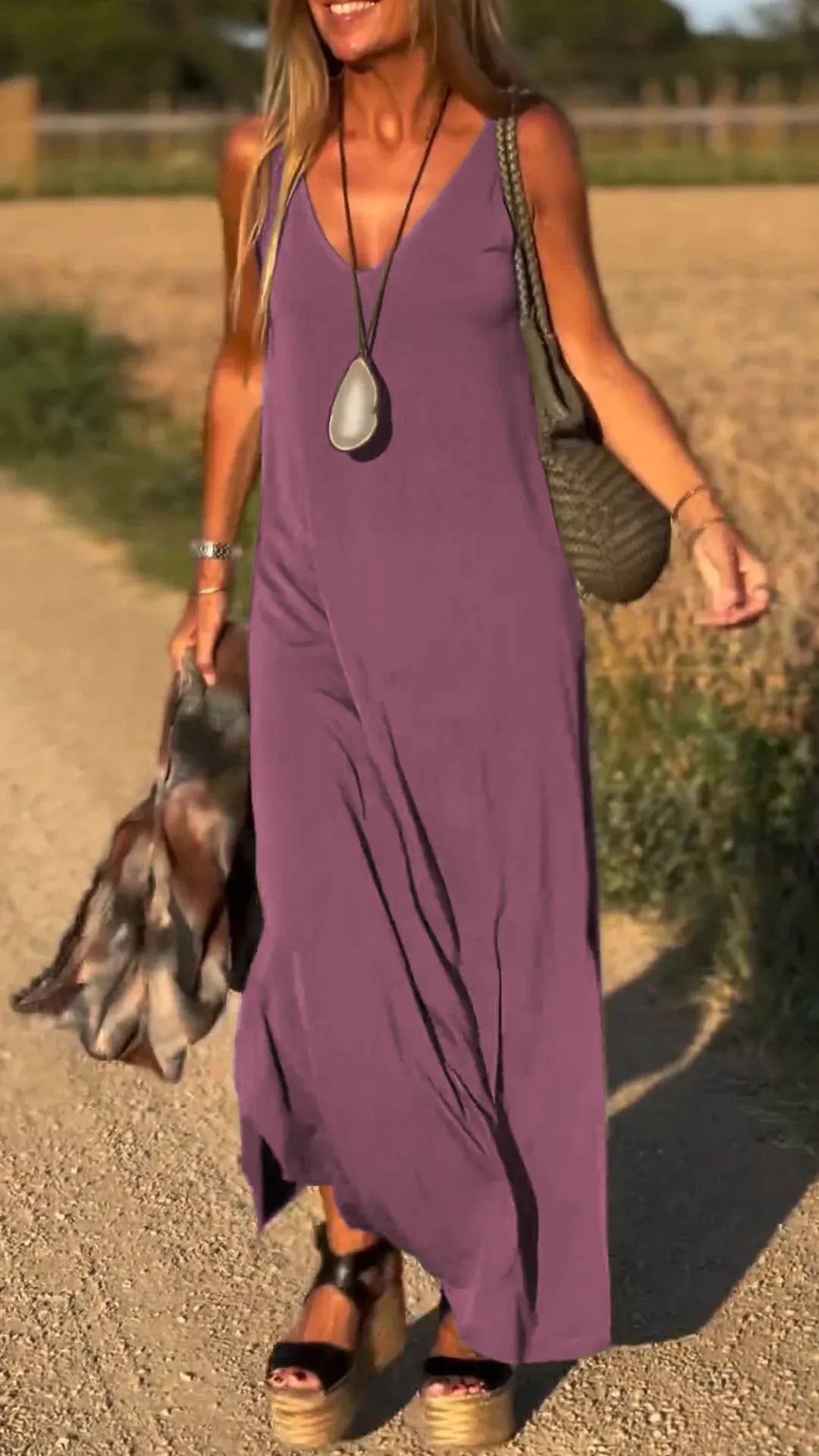 Robe Décolleté – Lignes Sensuelles & Éclat d’Été🌞