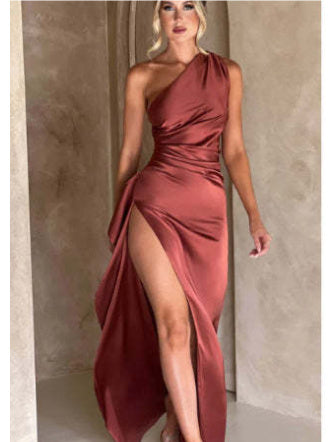 Robe Satin Asymétrique – Épaules Nues & Éclat Nocturne🌙