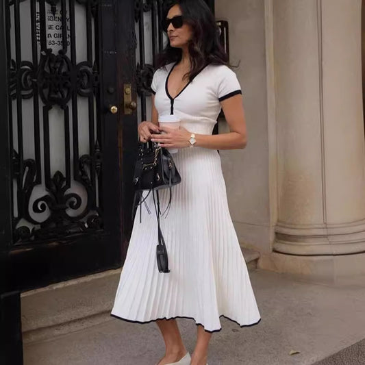 Robe Plissée – Décolleté V & Élégance Sculptée ✨