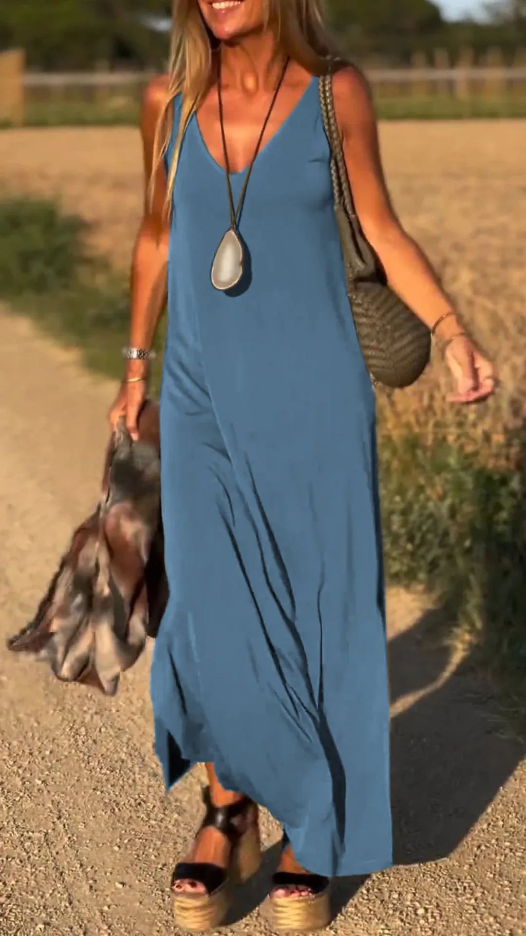 Robe Décolleté – Lignes Sensuelles & Éclat d’Été🌞