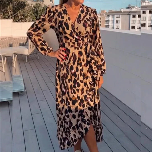 Robe Léopard – Féline d’Automne & Décolleté Audacieux 🍂