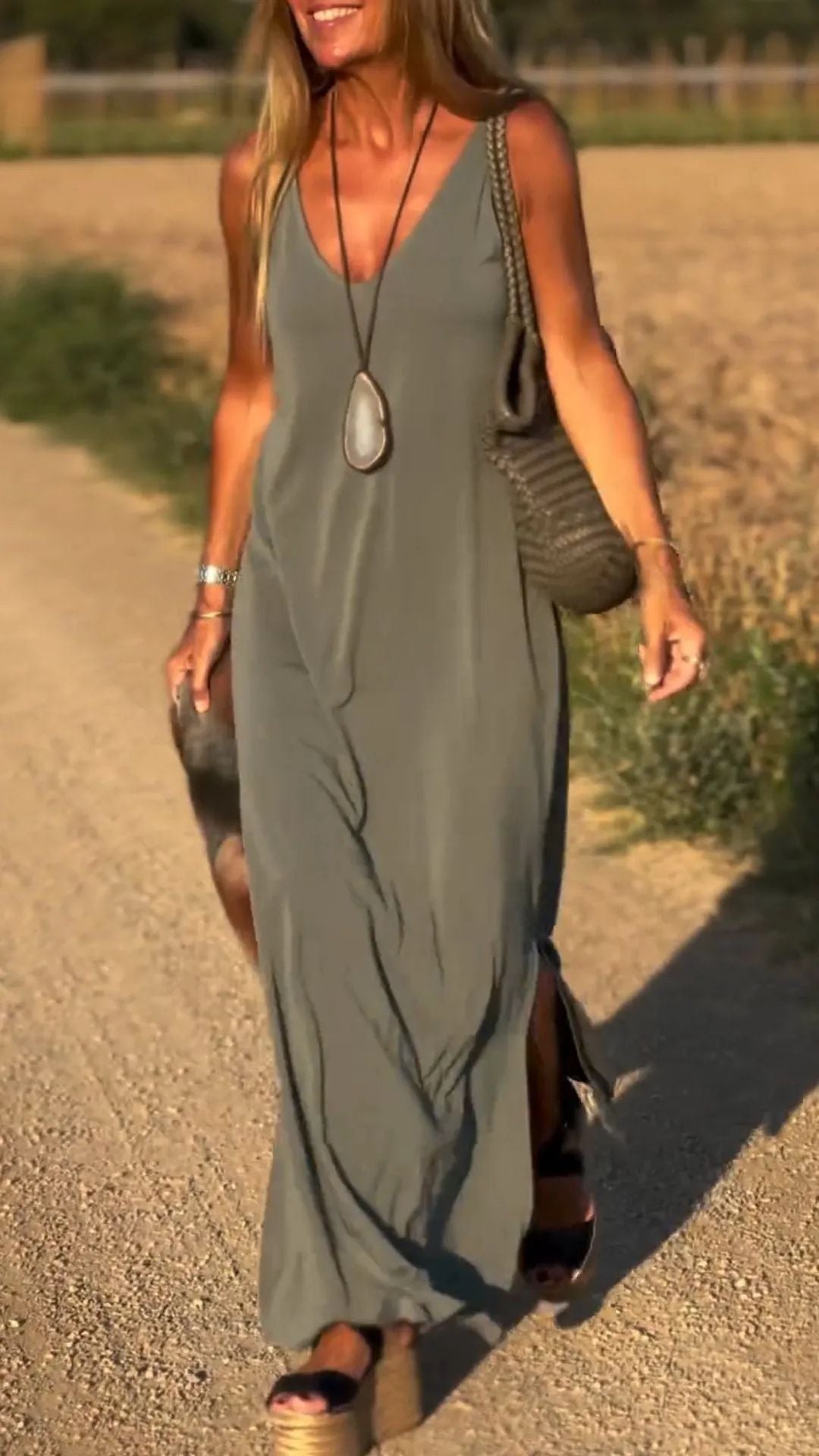 Robe Décolleté – Lignes Sensuelles & Éclat d’Été🌞