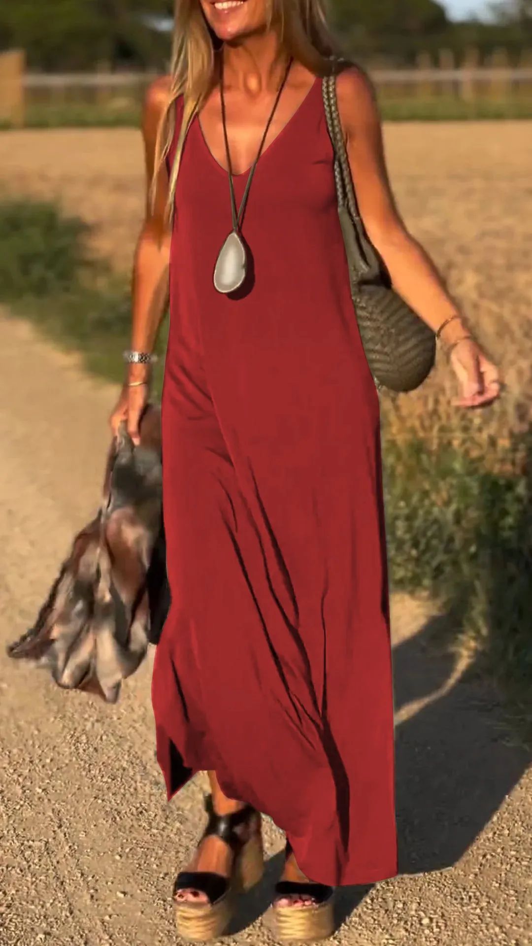 Robe Décolleté – Lignes Sensuelles & Éclat d’Été🌞